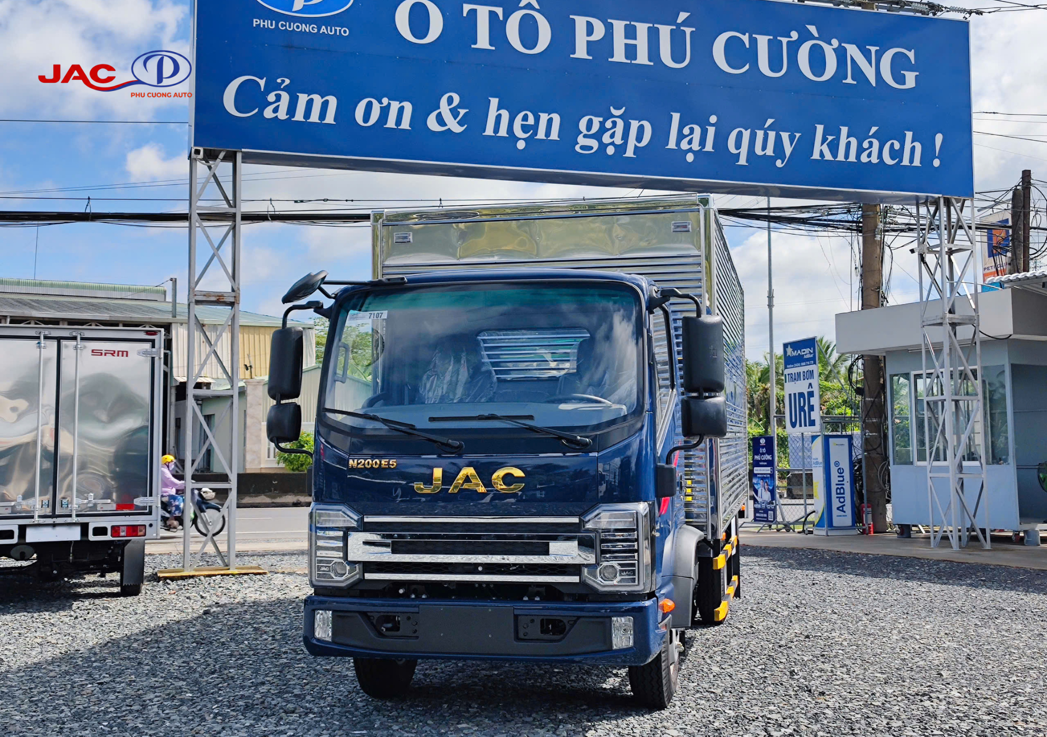 ngoại thất xe tải jac n200s thùng kín