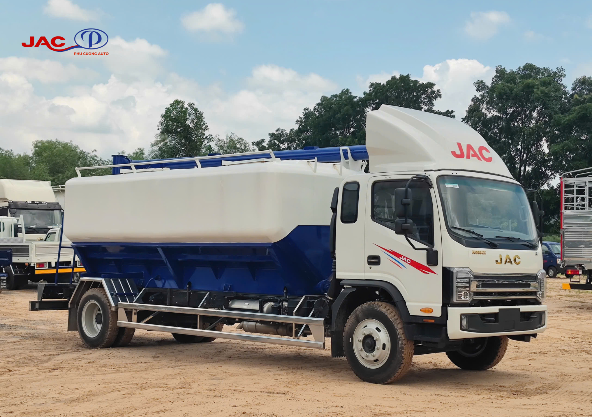 giá xe jac n900plus e5 bồn cám trục vít 