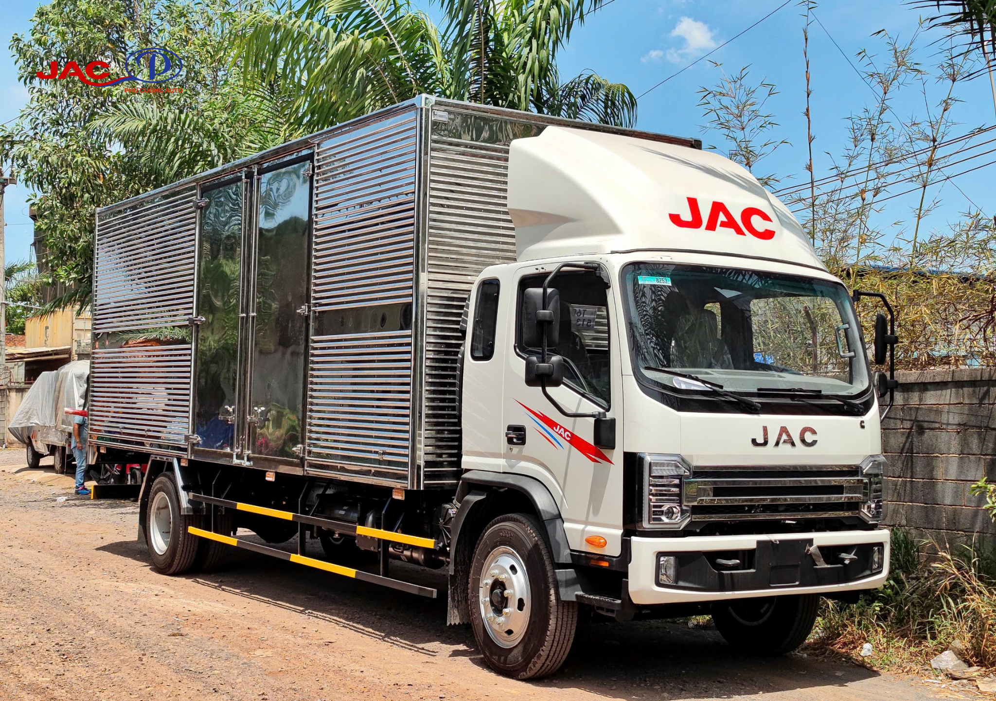 ngoại thất xe jac n800plus e5 thùng kín 