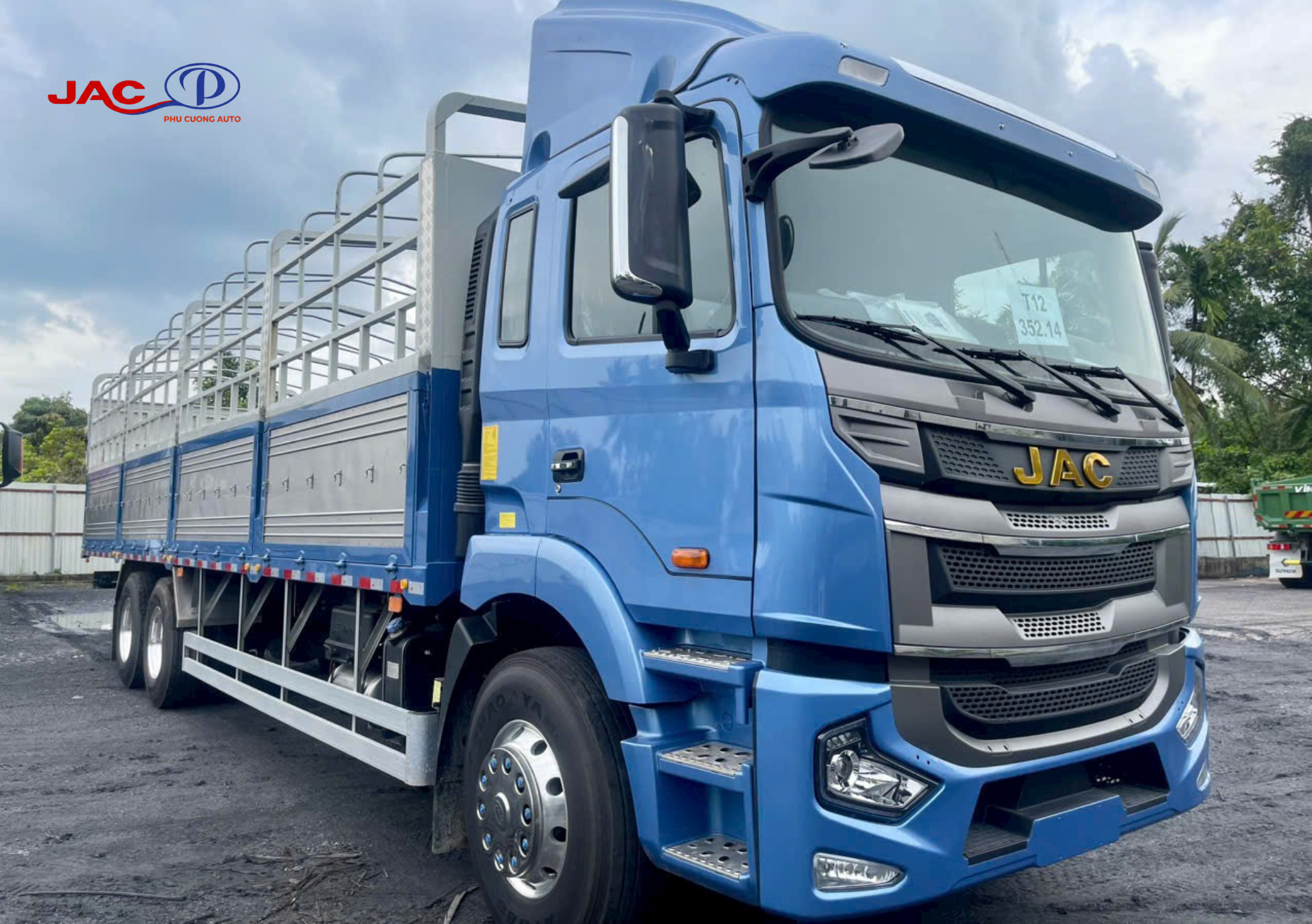 mặt ga lăng xe jac a5 3 chân 6x4 290Hp 