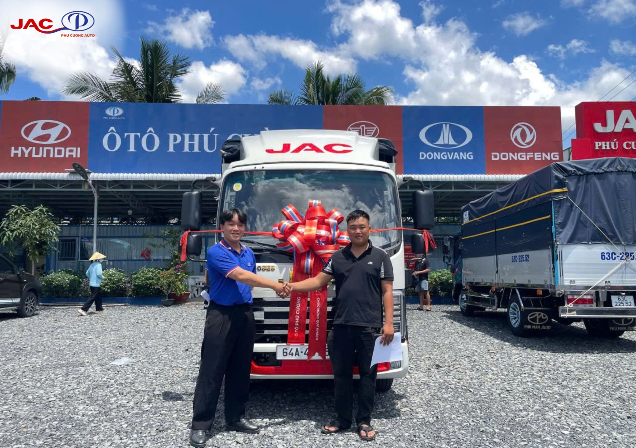 Bàn giao JAC N350S Pro E5 thùng bạt cho gia đình chị Trang Đài tại Ô Tô Phú Cường